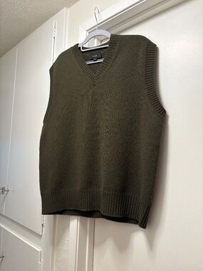 Vince 100% wool sweater vest - size medium